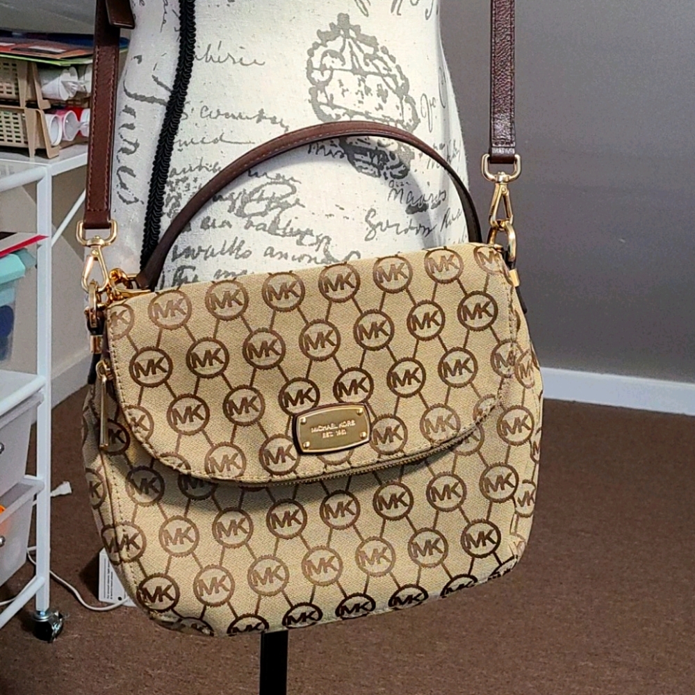 Authentic Michael kors cross body purse. - Picture 1 of 16
